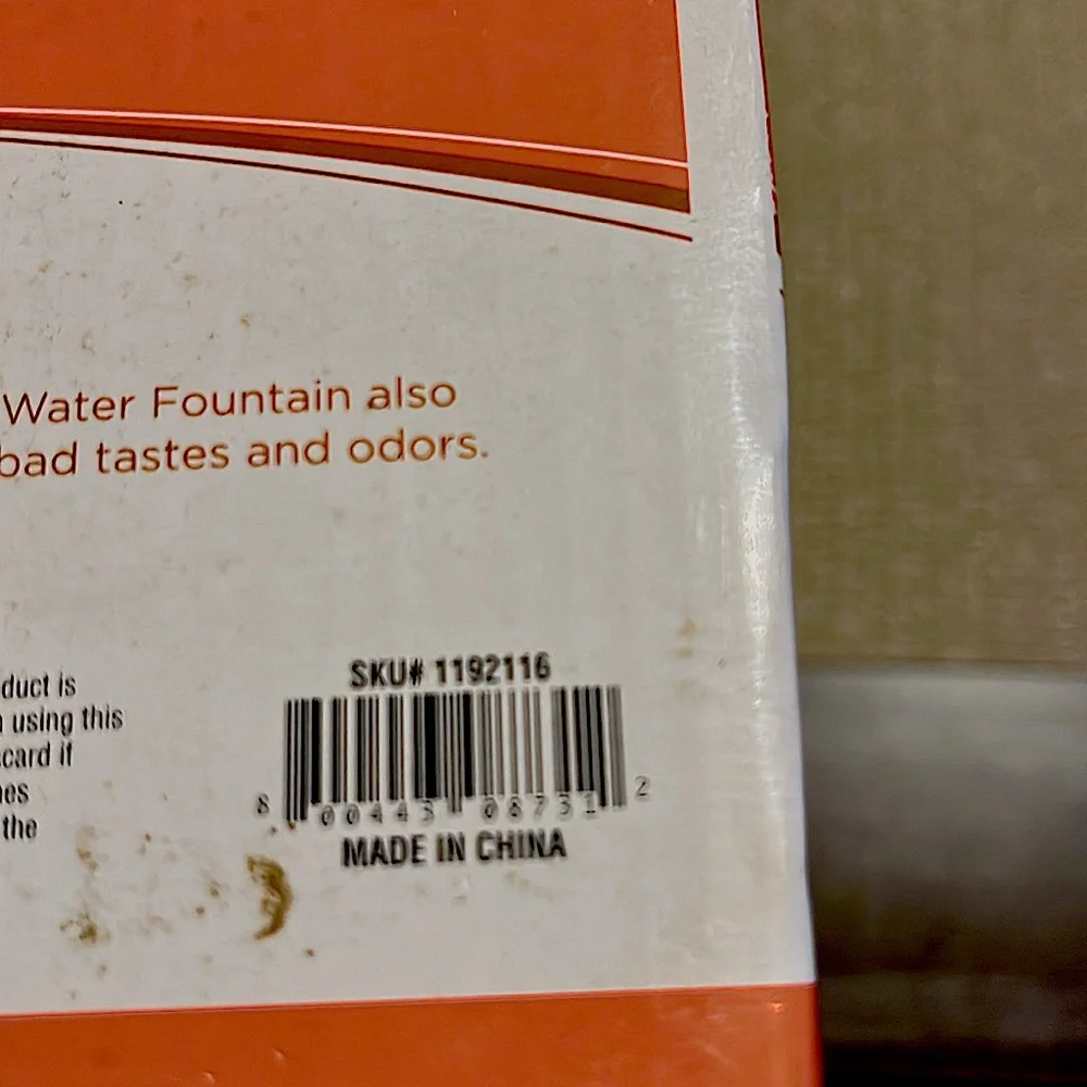 1Qt. 18fl oz capacity automatic water fountain for cats.